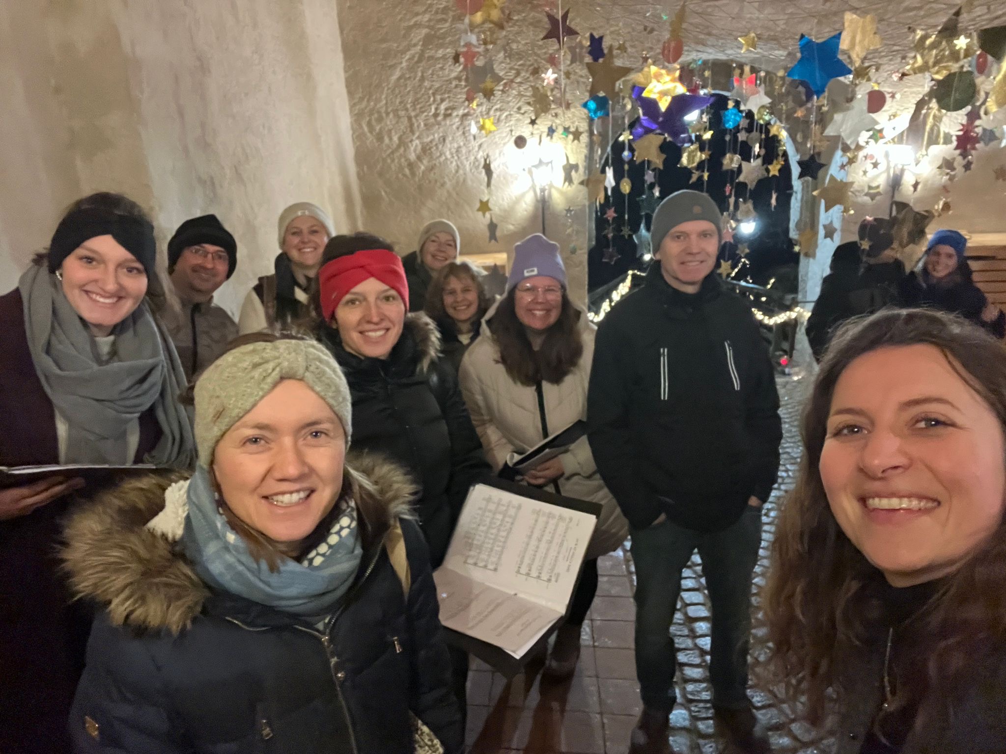 Singkreis Asten im Durchgang zur Tittmoninger Burg Barbaramarkt 2025