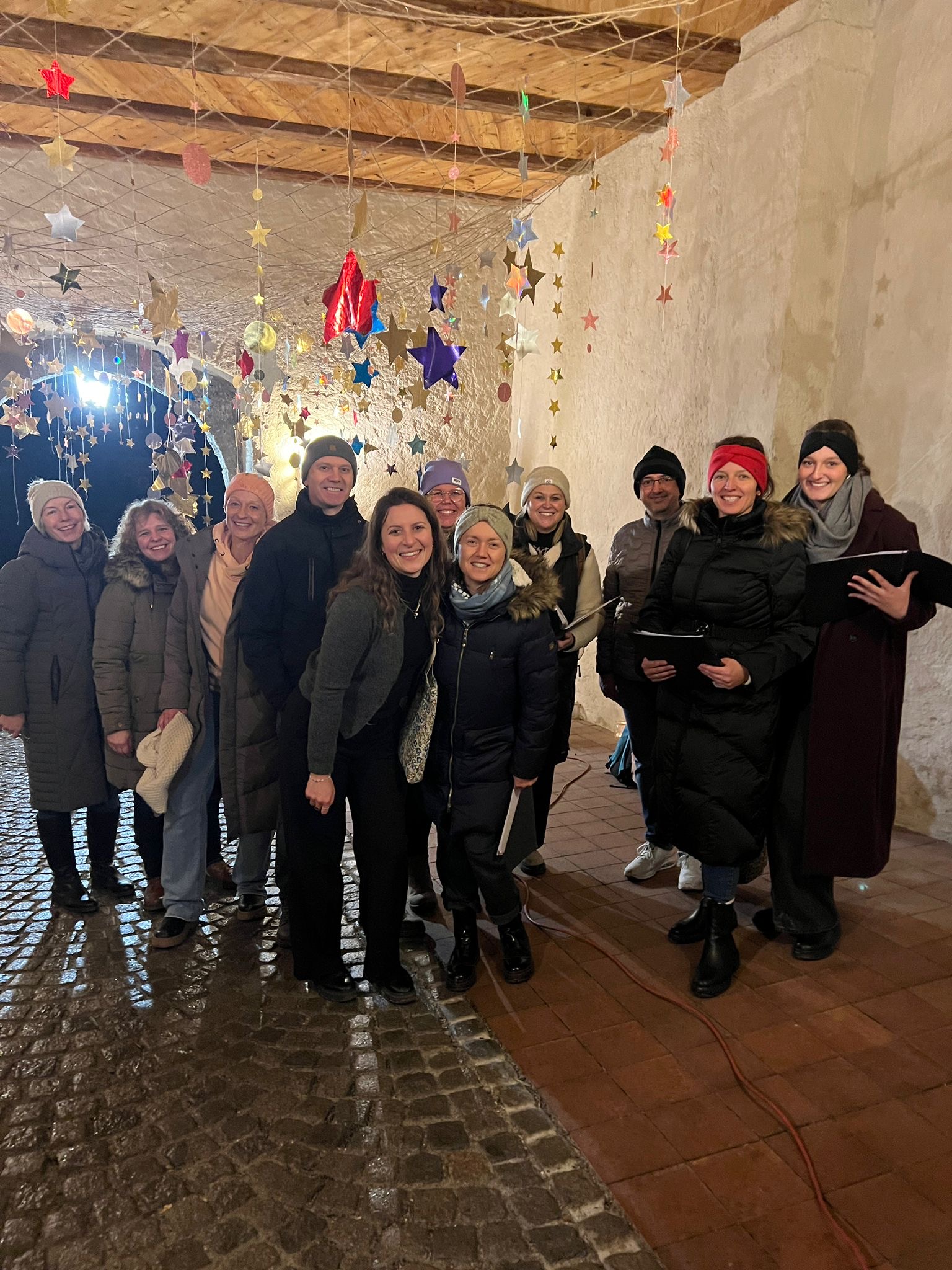 Der Singkreis Asten im Durchgang zur Tittmoninger Burg Barbaramarkt 2025