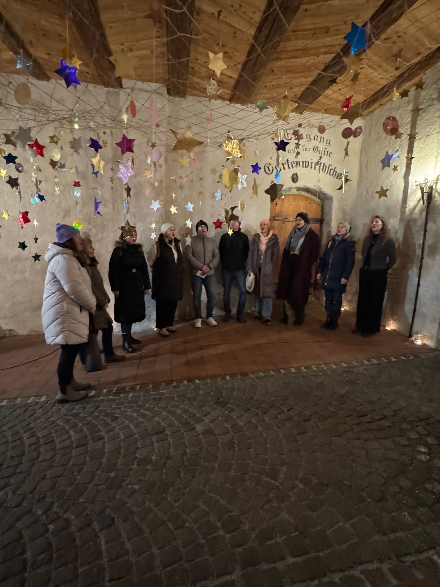 Der Singkreis Asten im Durchgang zur Tittmoninger Burg Barbaramarkt 2025